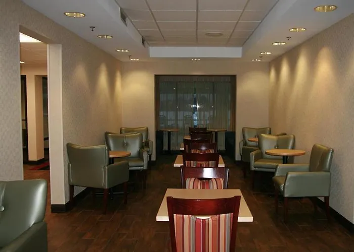 Hampton Chicago / I-90 Hotel 2*