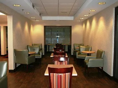 Hampton Chicago / I-90 Hotel 2*